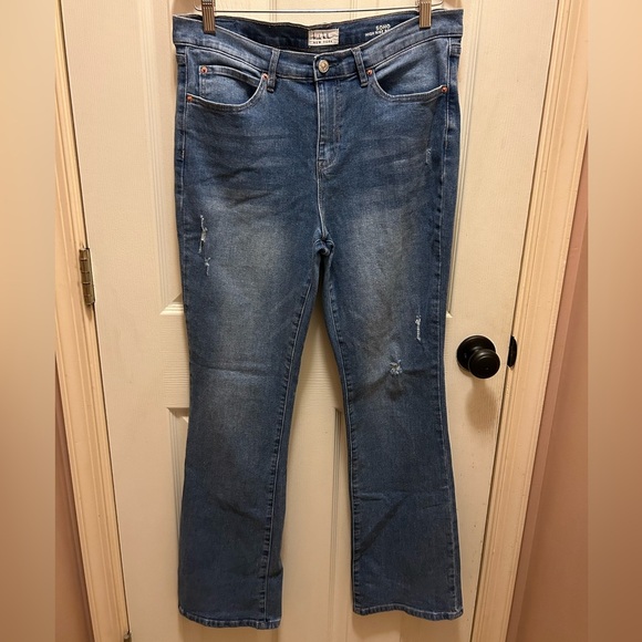 Nicole Miller SOHO High Rise Bootcut Lightly Distressed Jeans Sz 8 Never Worn!! - Picture 1 of 12